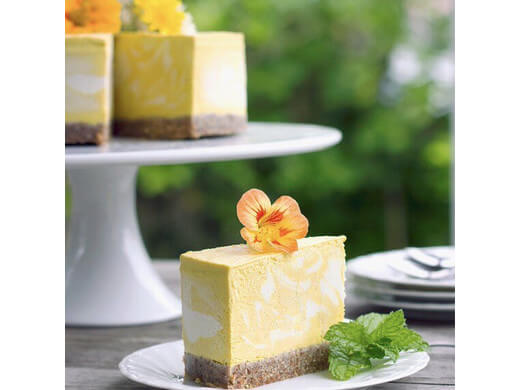 Сыроедческий манговый торт