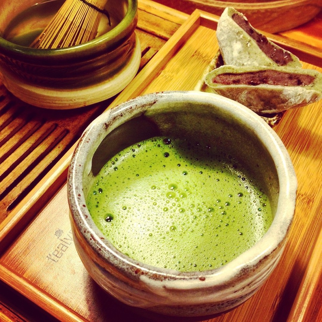 Лучший чай матча. Зеленый чай Matcha. Зеленый чай маття. Маття латте. Маття японский чай.